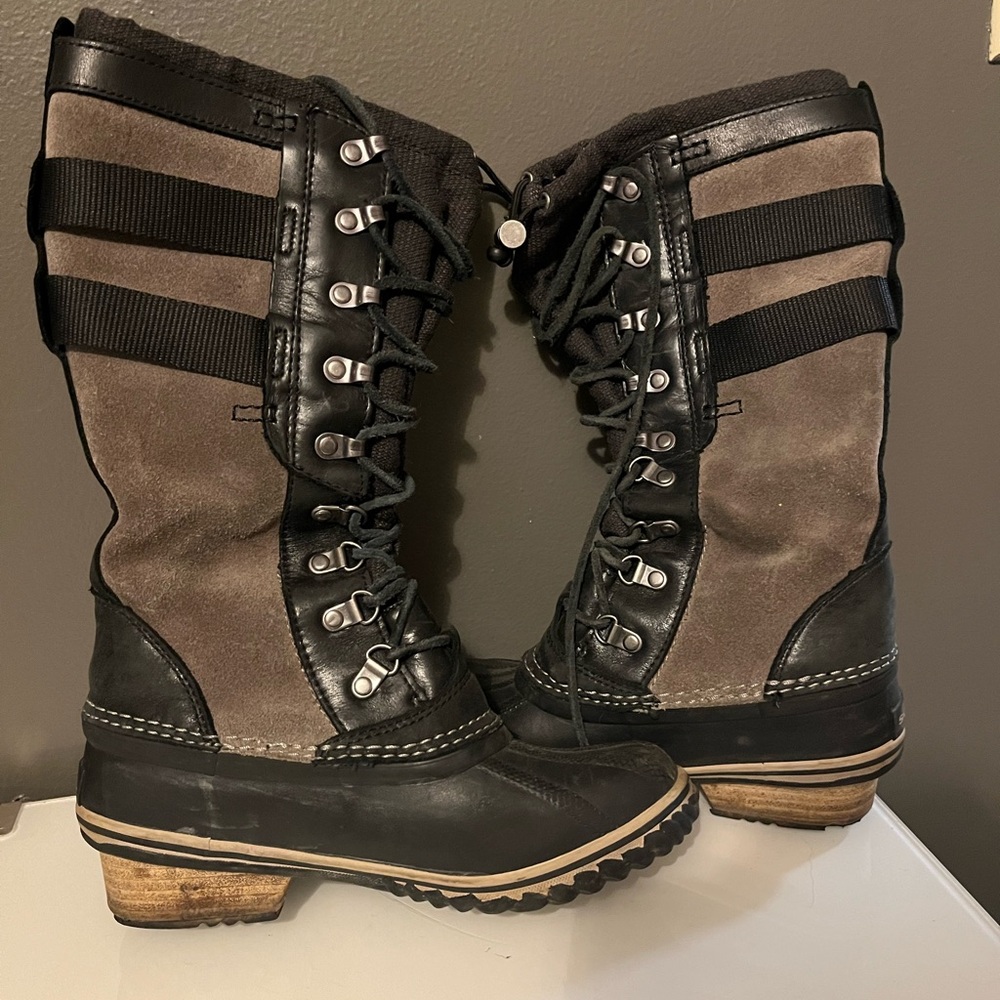 Sorel Conquest Carly Lace Up Boots 6